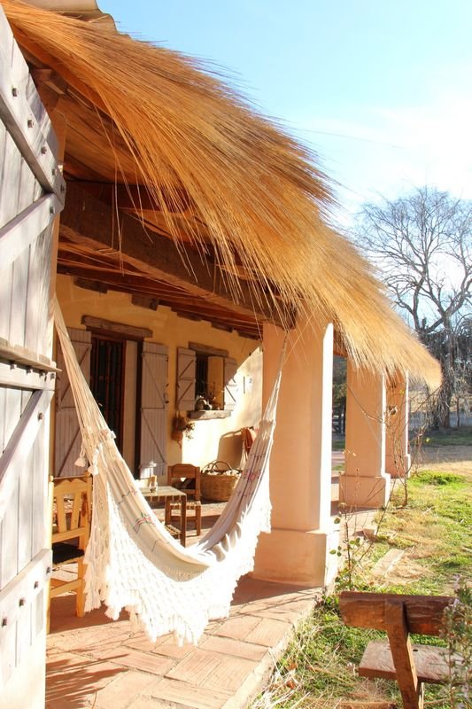 Galería estilo jesuítica con mesas y sillones en Posada Inti Watana, posada con galería en
Tafí del Valle