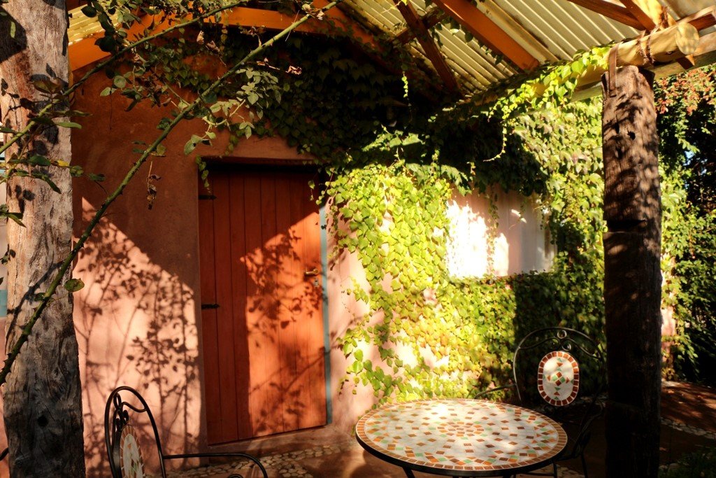 Habitación silenciosa con entrada independiente su porche con mesa y silla para el descanso o una picadita Suite Geode en Posada Inti Watana, alojamiento tranquilo a 2 km del centro de
Tafí del Valle