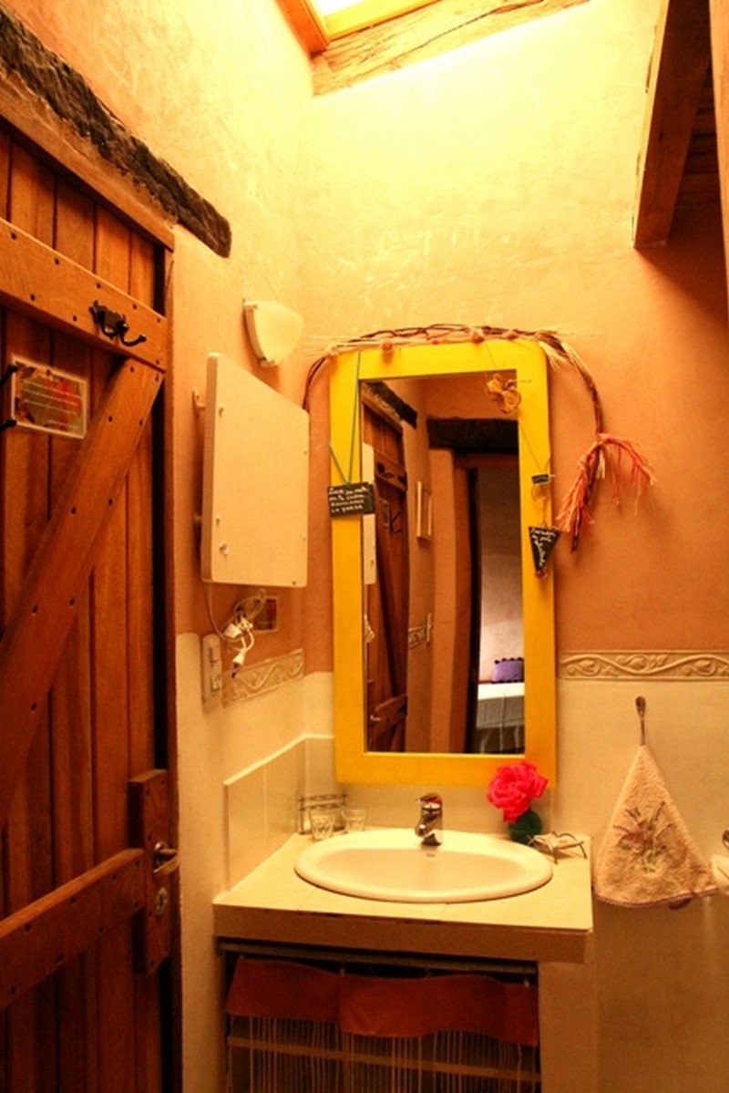 Baño privado con toallones en Posada Inti Watana, hotel con amenities en Tafí del Valle