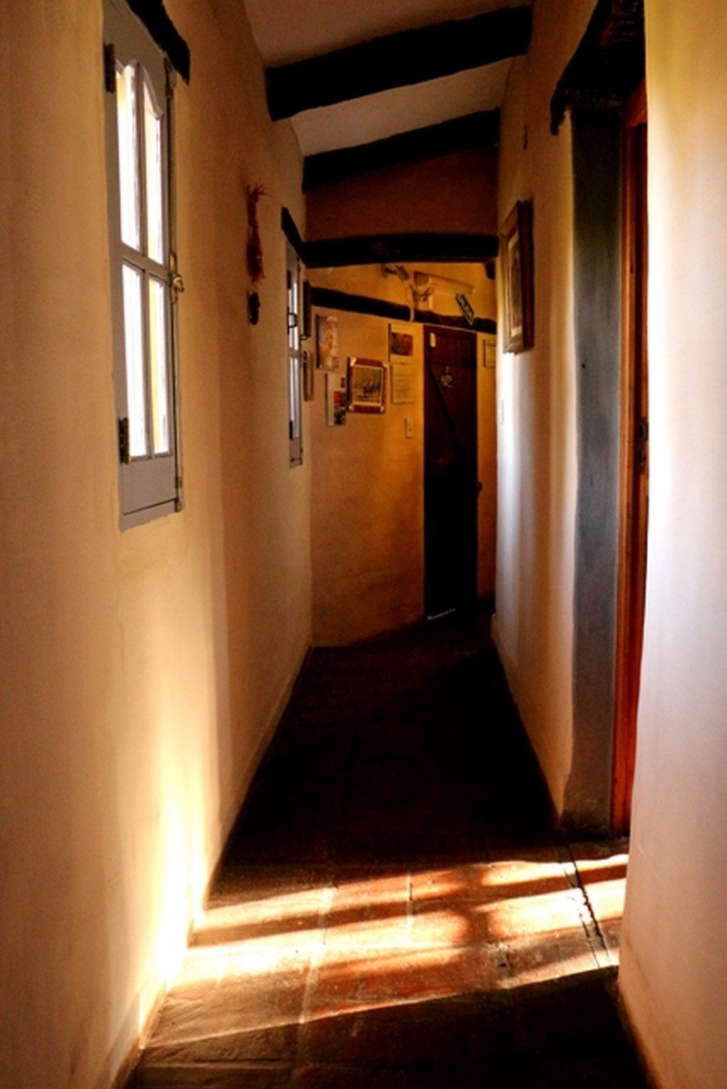 Pasillo interior, dos habitaciones dentro de la casona: Estandar Solsticio y Confort Equioccio, habitación con materiales naturales en Posada Inti Watana, eco hotel en
Tafí del Valle
