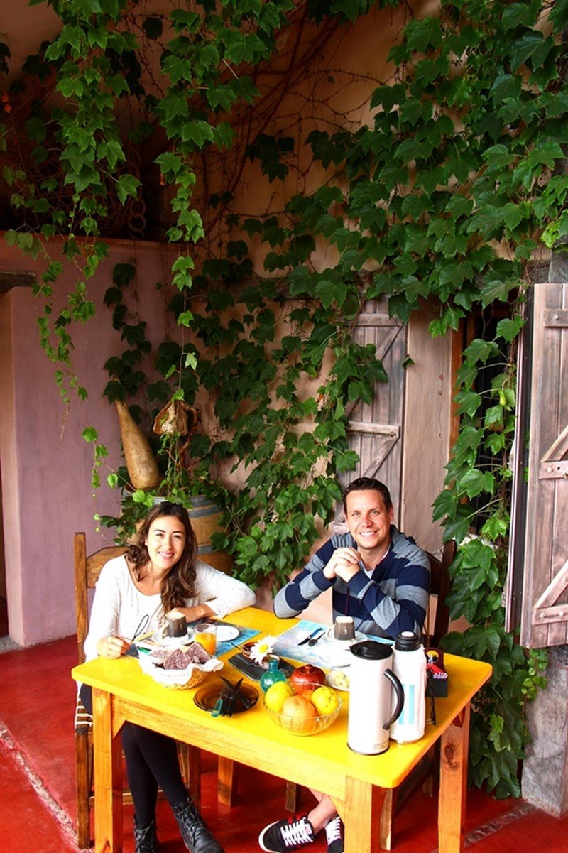 Desayuno servido en galería jesuítica en Posada Inti Watana, posada con galería en Tafí
del Valle
