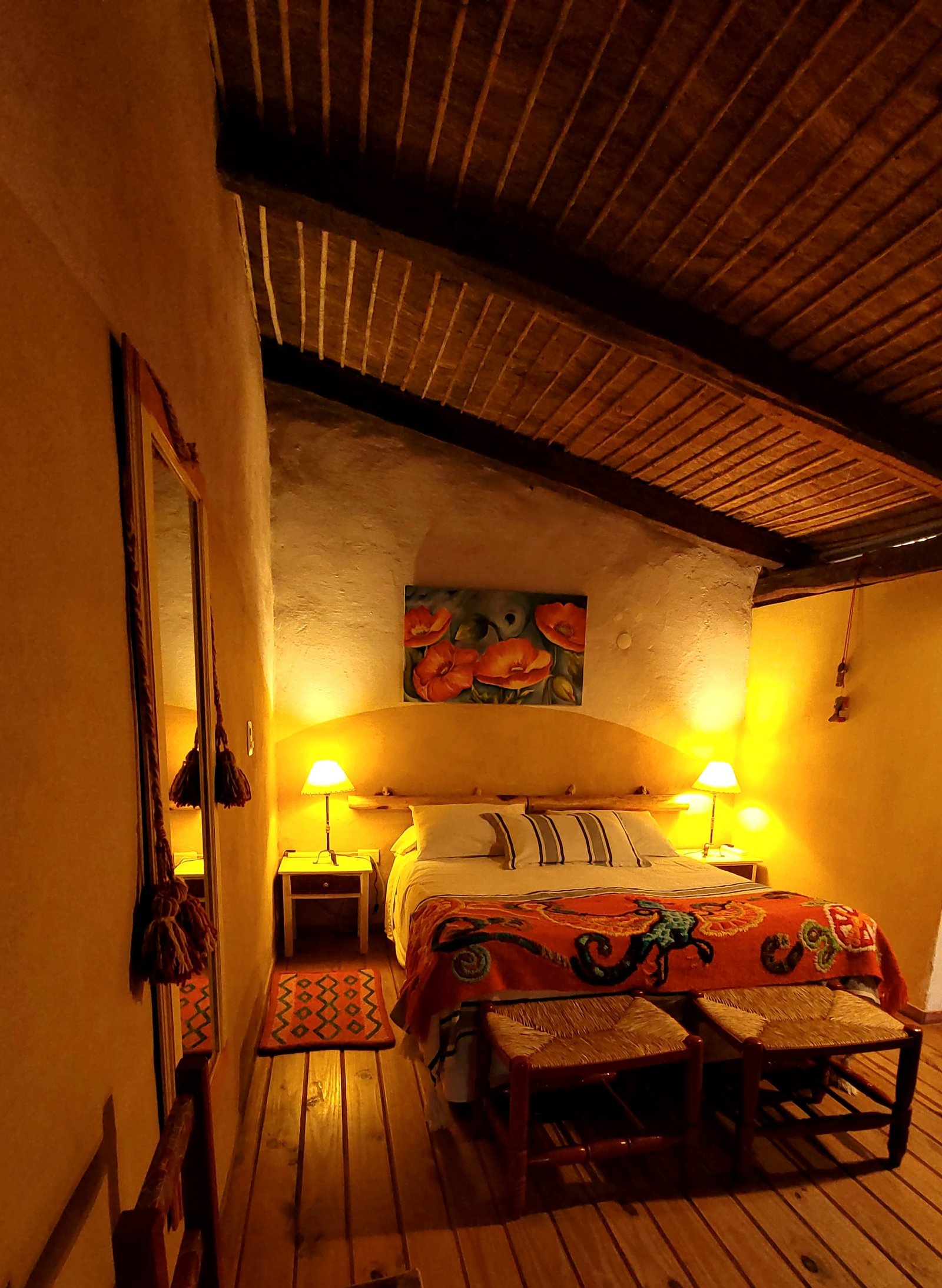 Detalle de cabecero artesanal en habitación de Posada Inti Watana, Maison d'hôtes de
charme en Tafí del Valle