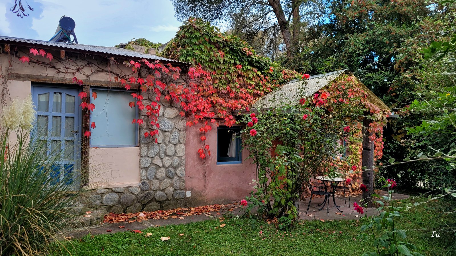 Casa de campo cerca del rio a 2 km del centro construccion en adobe, tierra, piedras del rio, parque de con zonas de descansos y disfrute en Posada Inti watatana un pequeño Eco Hotel de diseño de encanto