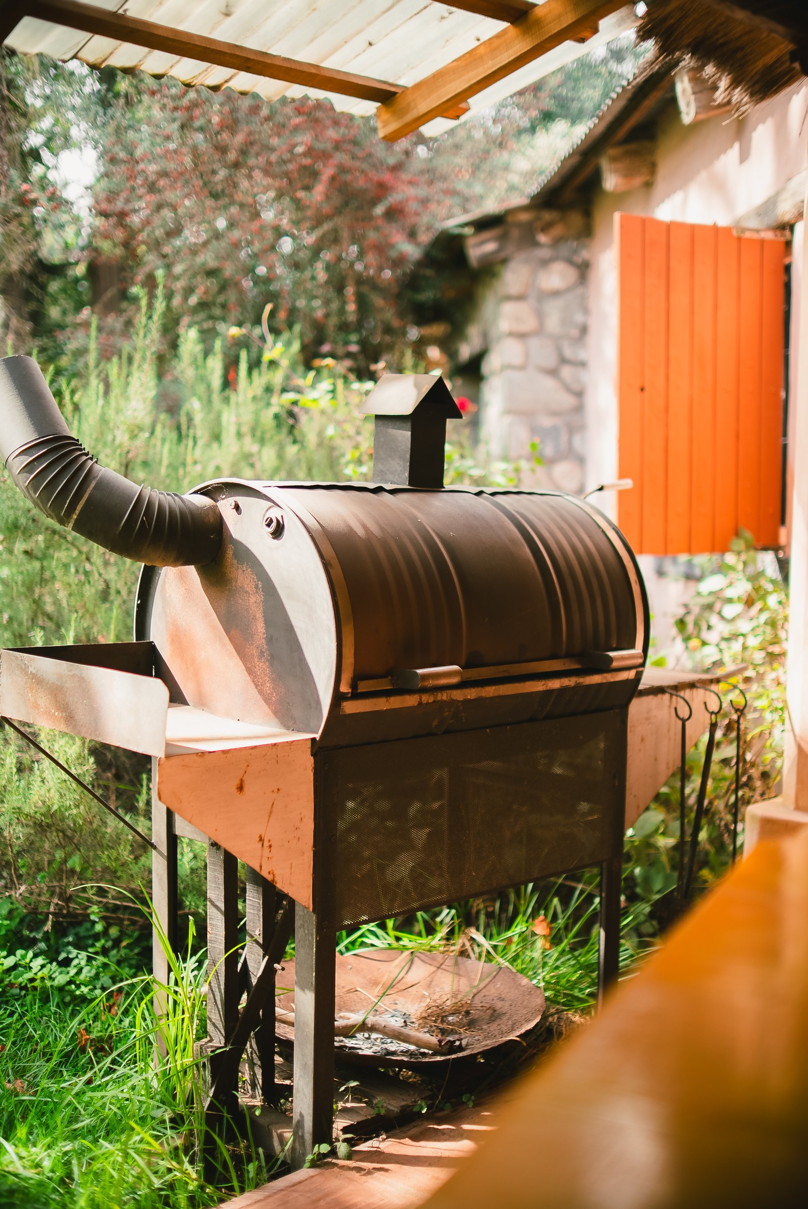Parrilla chulingo en jardín de Posada Inti Watana, hotel con parrilla en Tafí del Valle
