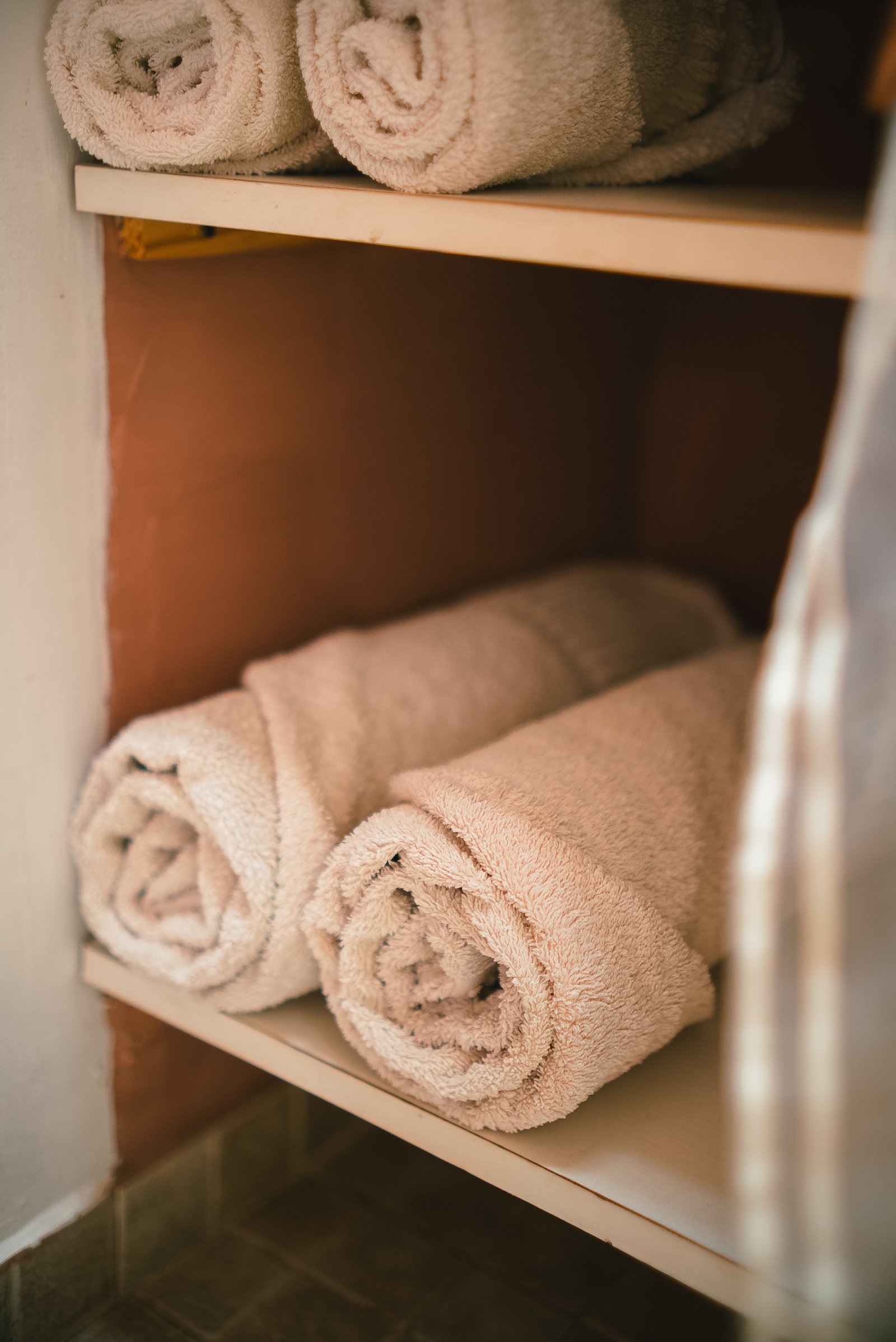 Baño privado con toallones en Posada Inti Watana, hotel en Tafí del Valle
