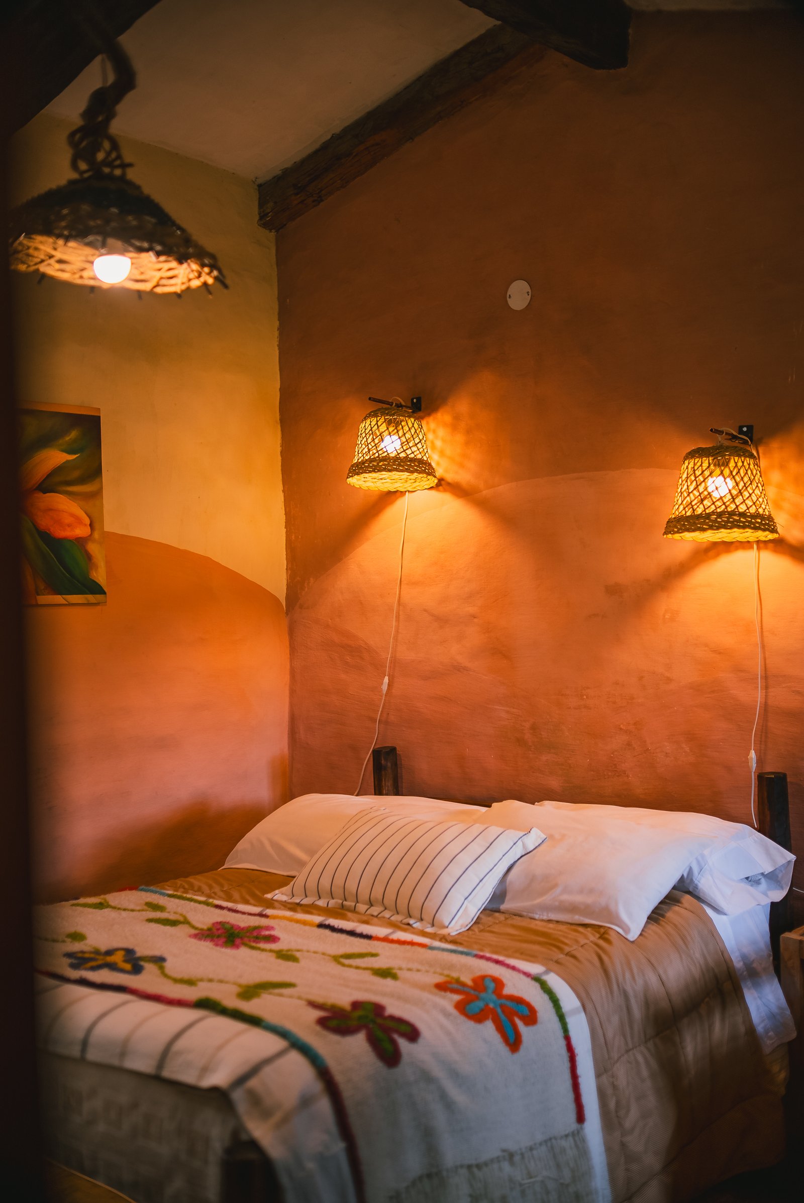Vista interior habitación con pinturas  naturales y ecologicas en Posada Inti Watana, eco hotel en
Tafí del Valle